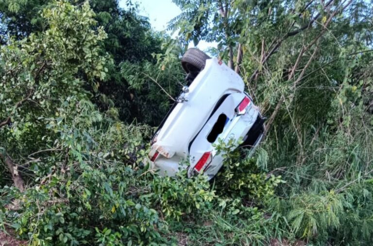 Assaltante rouba veículo em Iporã e em seguida sofre capotamento às margens da PR-323