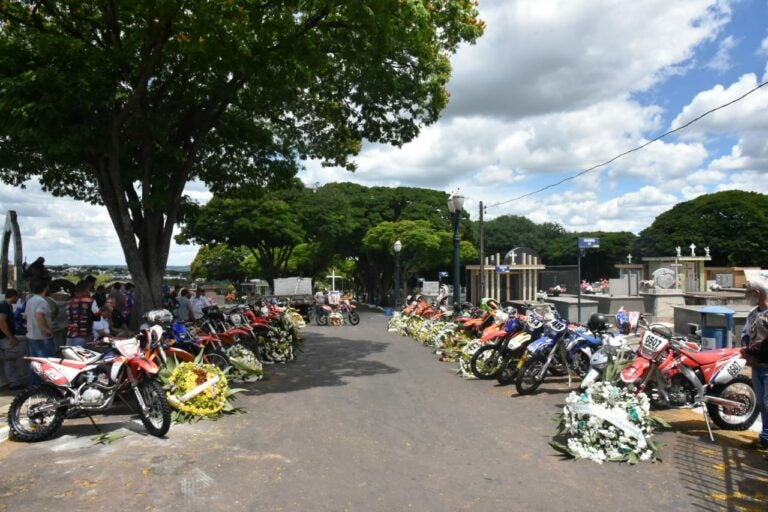 Trilheiros, amigos e familiares fazem homenagem emocionante na despedida de Jean Domene