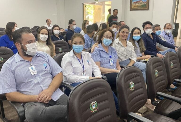 Representantes do Hospital Norospar homenageiam vereadores de Umuarama