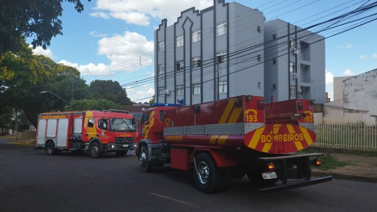 Bombeiros arrombam porta de apartamento para retirar panela deixada no fogo
