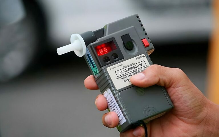 Com sinais de um gorozinho a mais, motorista bate em carro estacionado e PM é acionada