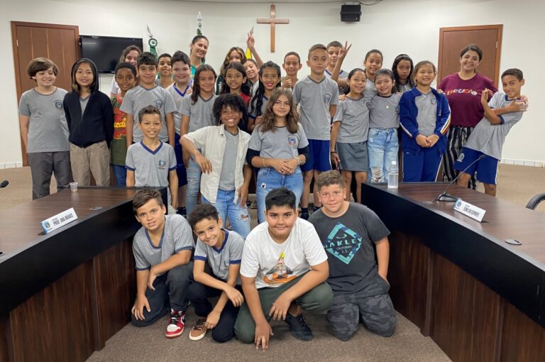 Alunos da Escola Rui Barbosa aprendem sobre direitos das crianças e conhecem a Câmara