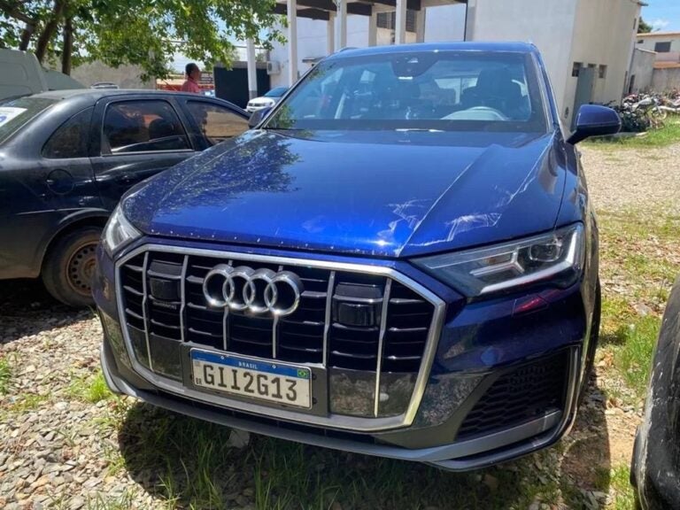 Modelo é presa após matar o próprio noivo em motel e fugir nua com carro de luxo