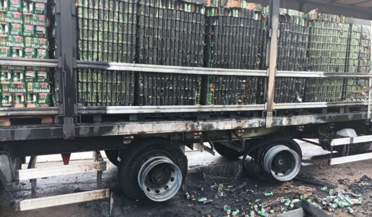 Caminhão carregado de cerveja pega fogo em rodovia do Paraná