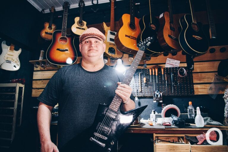 Professor de violão impulsiona carreira ao se dedicar à arte de recuperar e construir instrumentos