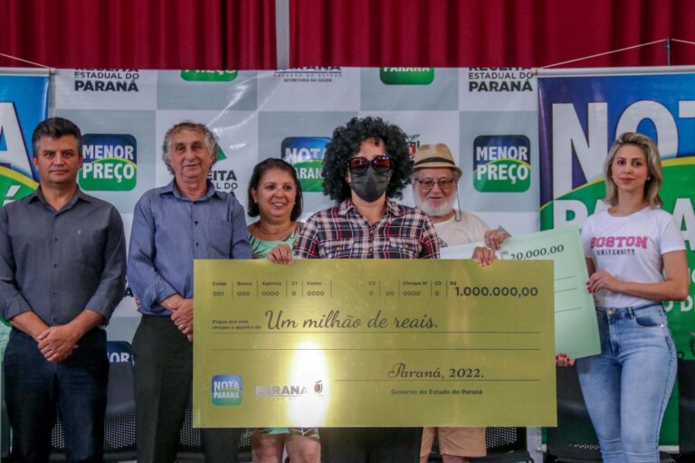 Disfarçada, moradora de Sarandi recebe o prêmio de R$ 1 milhão do Nota Paraná