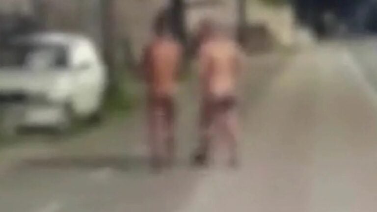Dupla fica sem dinheiro para pagar conta em boate e é obrigada a tirar a roupa