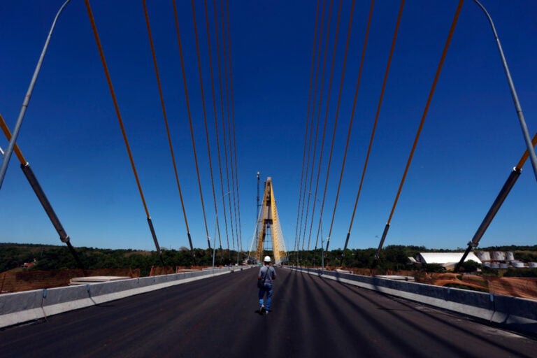 Construção da nova ponte entre Brasil e Paraguai está quase finalizada