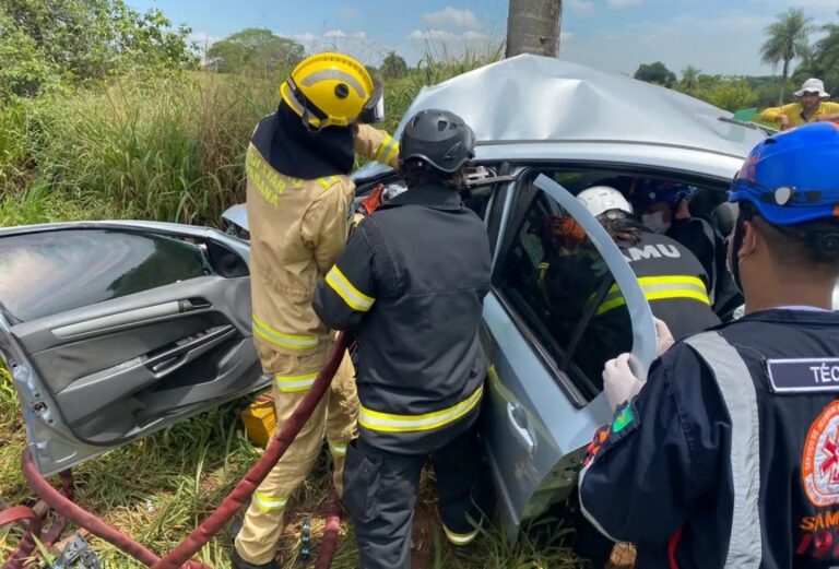 Duas pessoas ficam feridas com gravidade após condutor desviar de buraco e bater e árvore