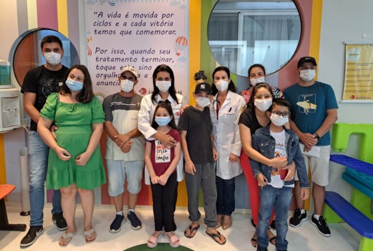 Três pacientes tocam sino da vitória no mesmo dia na Uopeccan; uma família é de Umuarama