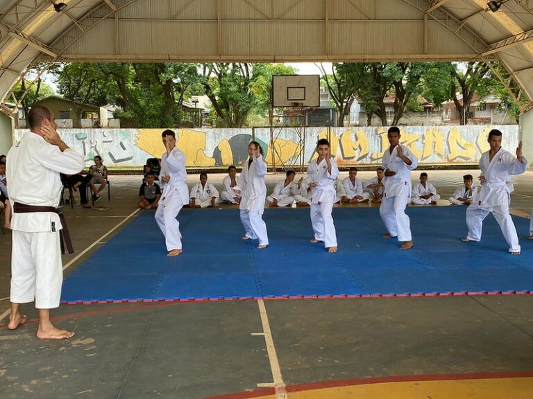 Alunos de karatê do Centro da Juventude realizam exame de graduação