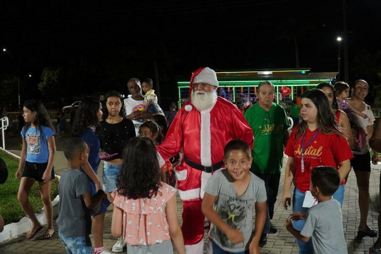 Papai Noel nos Distritos visitou Santa Eliza e fez a festa com a comunidade