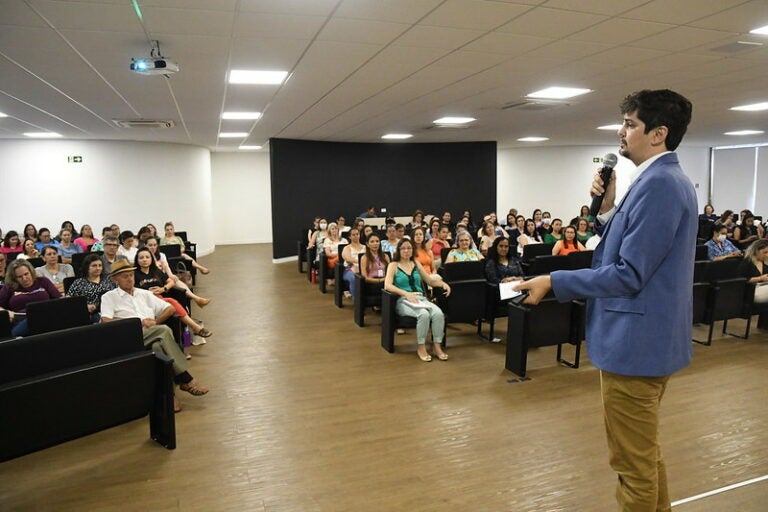Conferência da Educação discute uso da tecnologias em sala de aula em Umuarama