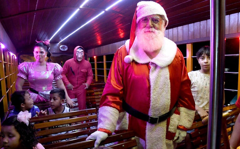 Moradores do distrito de Vila Nova União recebem o Papai Noel e têm festa natalina