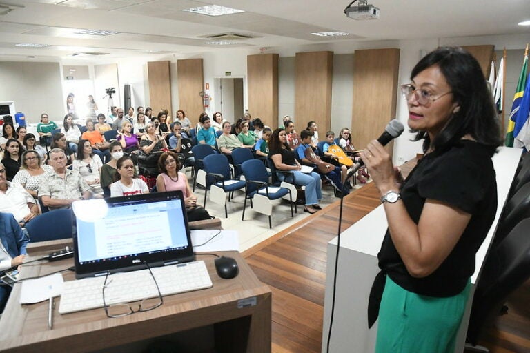 Empresas e instituições devem contratar pessoas com deficiência, afirma secretária
