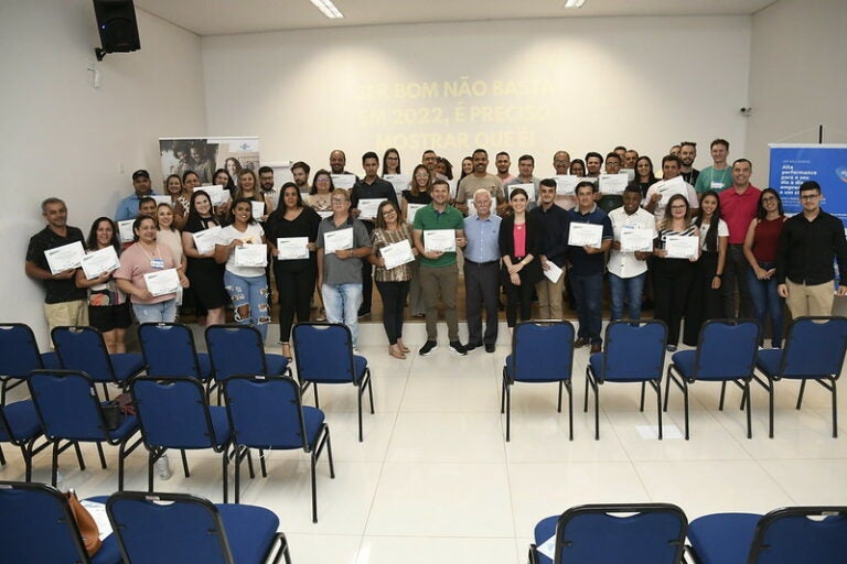 Empreendedores recebem certificado de participação em curso gratuito de marketing digital