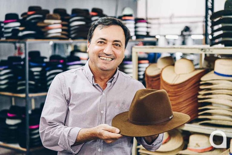 20 anos de sucesso: Umuarama fabrica chapéu e vende para o Brasil todo