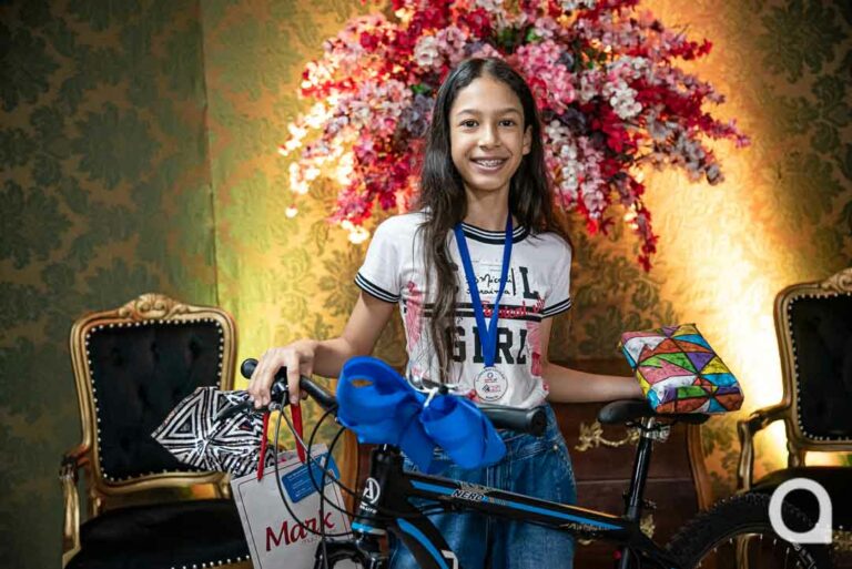 Estudante de Icaraíma vence concurso de redação e é premiada com bicicleta e celular