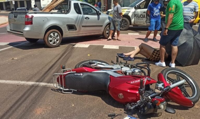 Motociclista fica ferida após colisão contra picape na Praça 7 de Setembro