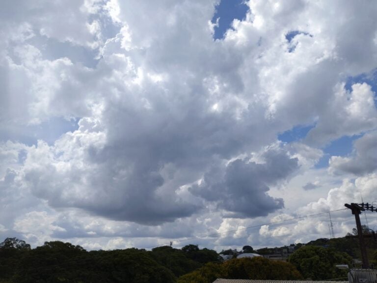 Defesa Civil emite alerta de temporal para Umuarama e cidades da região