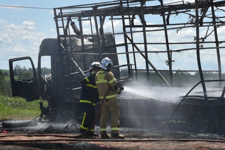 Caminhão fica completamente destruído após incêndio em Umuarama