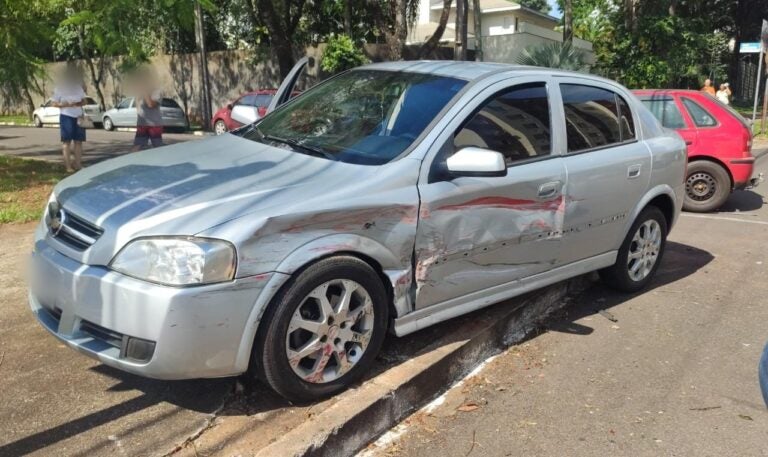 Carro para em cima de canteiro após colisão no cruzamento das avenidas Maringá e Apucarana