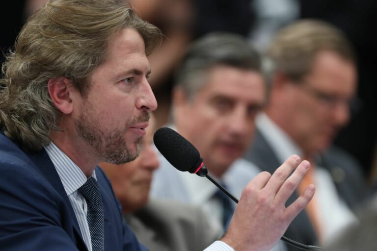 “Nada justifica o desmonte da educação pública no País”, diz Zeca Dirceu