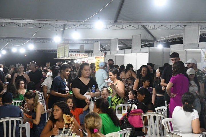 Pela primeira vez, o bom velhinho chegou de barco na Capital da Amizade