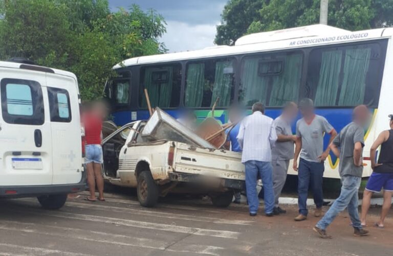 Pessoa fica ferida com gravidade após acidente entre picape e ônibus em Tuneiras do Oeste