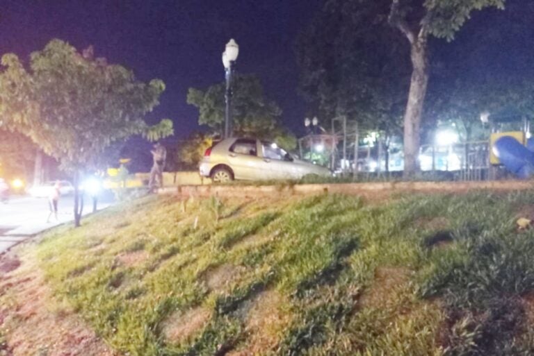 Veículo invade a praça 7 de Setembro e danifica brinquedo do parque infantil