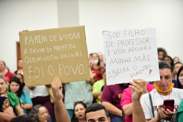 Após protesto de servidores, projeto de reforma da previdência de Umuarama é retirada de pauta