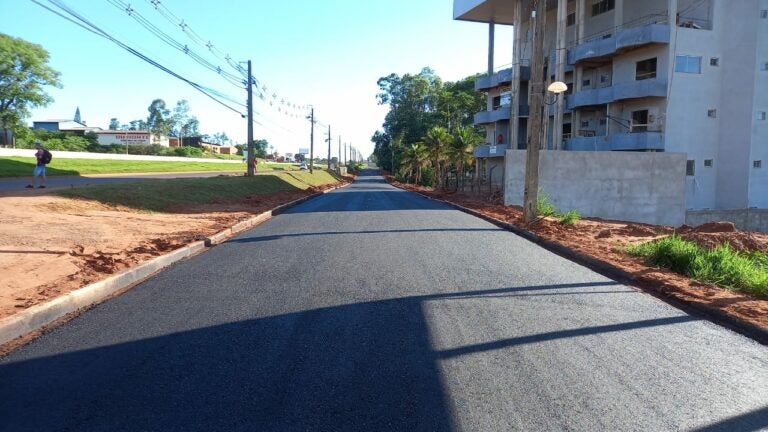 Extensão da rua Jamil Hellu recebe capa asfáltica no Jardim Aeroporto