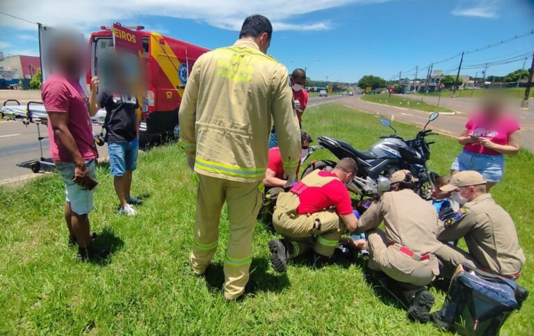 Motociclista sofre queda após passar por mancha de óleo na pista da PR-323, em Umuarama