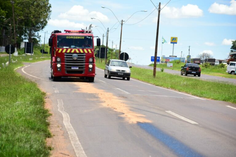Bombeiros colocam pó de serra em óleo na PR-323 e acionam DER para providências