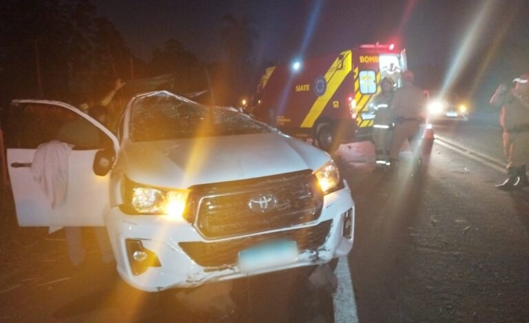 Motorista de Hilux fica ferido após capotamento na PR-323, em Umuarama