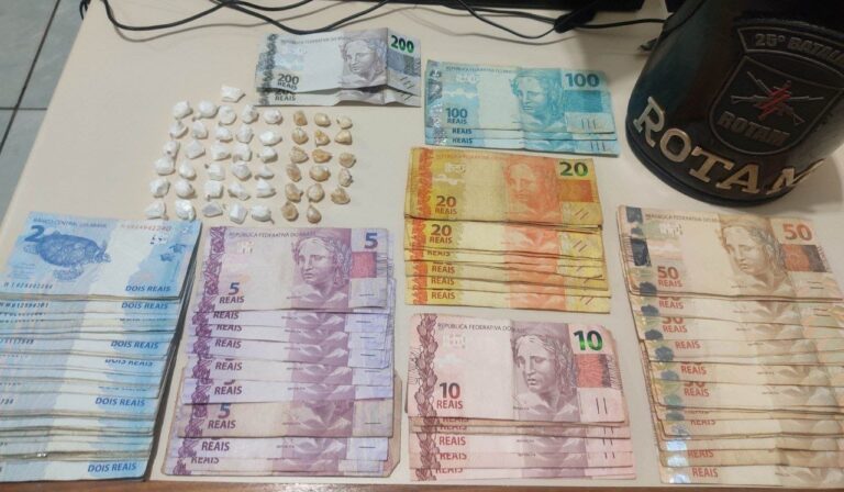 PM cumpre mandados de busca e apreensão em Ivaté e localiza drogas e mais de R$ 2,3 mil