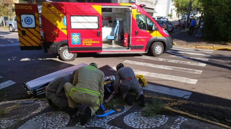 Motociclista de 20 anos fica ferida após colisão na esquina da Aricanduva com a Dr. Camargo