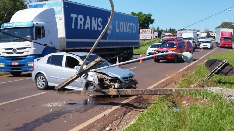 Família de Caarapó e condutor de Cruzeiro do Oeste colidem na PR-323 em Umuarama