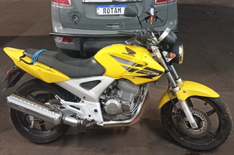 Moto furtada é encontrada em situação de abandono e escondida com folhagens