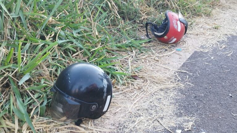 Motociclista e garupa ficam feridos após serem ‘fechados’ por veículo no trevo de Lovat