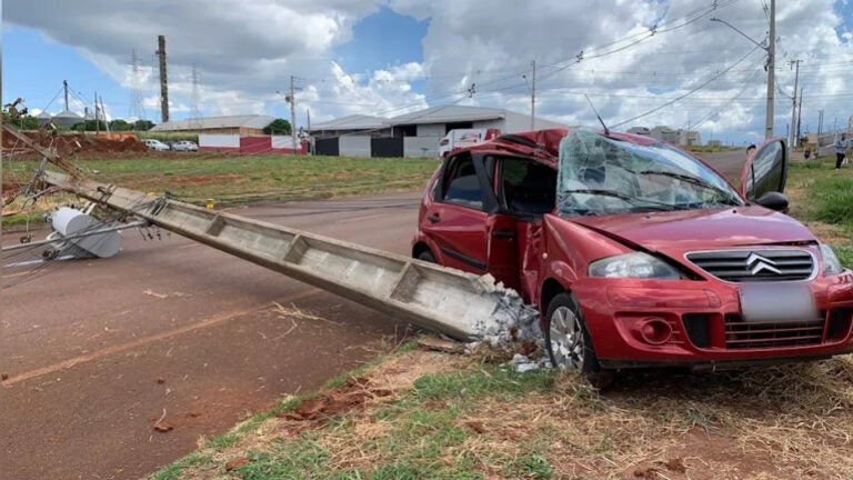 Adolescente pega carro de clientes da empresa dos pais e derruba 4 postes