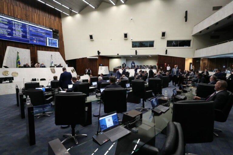 Assembleia discute aumento de 37% nos salários dos deputados paranaenses até 2026