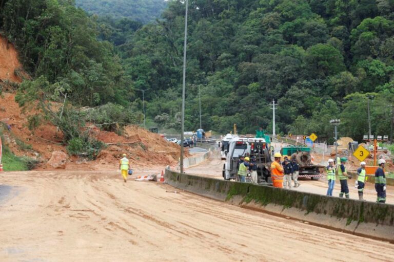 Equipes chegam ao quarto dia de buscas e avançam na limpeza da pista sul da BR-376