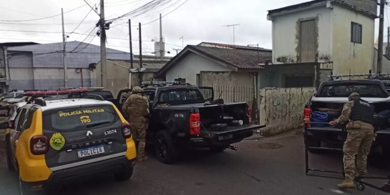 Homem armado com faca mantém mulher e filhos como reféns durante nesta segunda-feira