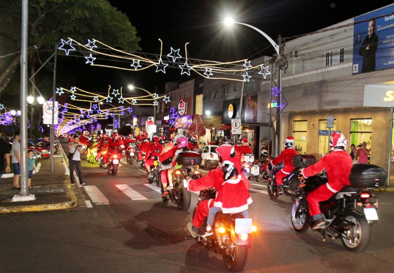Papais Noéis motociclistas roubam a cena na noite iluminada de Umuarama