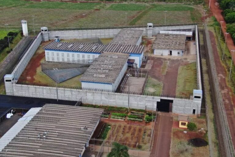 Preso foge de penitenciária de segurança máxima um dia após a inauguração