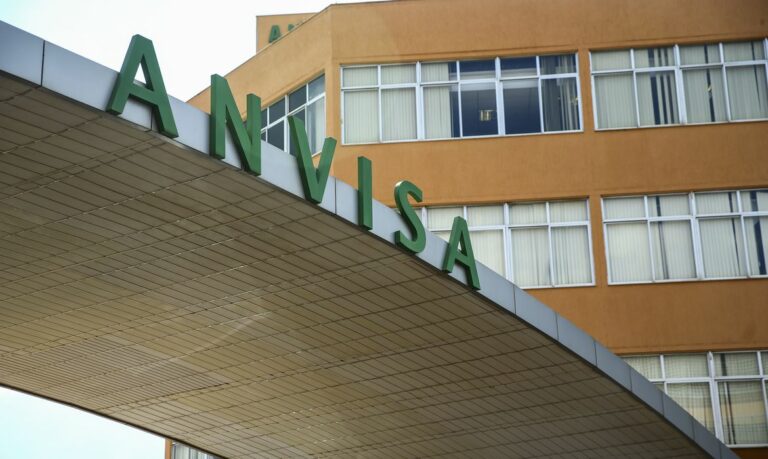 Anvisa suspende venda de pomada de modelar e trançar cabelos após relatos de intoxicação ocular