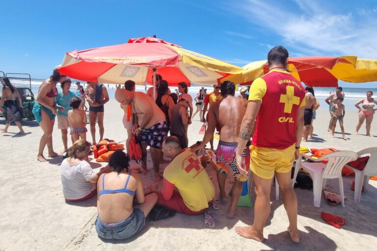 Bombeiros divulgam vídeos do salvamento de 15 pessoas após naufrágio na Ilha do Mel