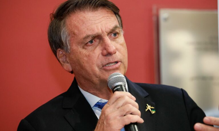 Bolsonaro é internado com dores abdominais em hospital na cidade de Orlando, Estados Unidos