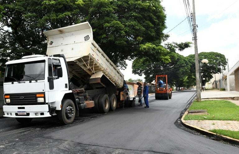 Recapeamento asfáltico contempla ruas na região da Praça Oscar Thompson, em Umuarama